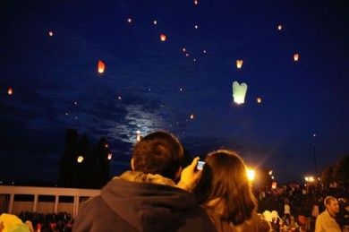 Тамбовские спасатели научили жителей запускать небесные фонарики