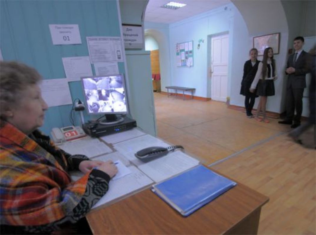 За безопасность школьников отвечают тревожные кнопки и вахтёры