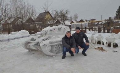 Тамбовчане слепили танк из снега