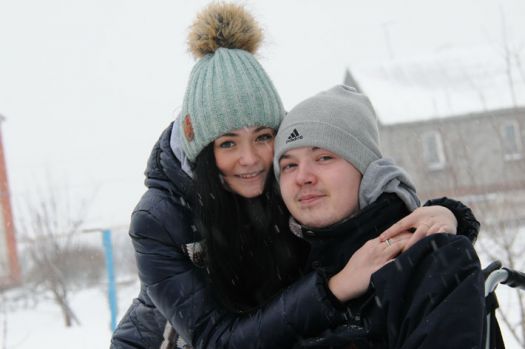 Аня и Артём вместе со школьной скамьи. Их не разлучила ни служба молодого человека в армии, 
ни последствия тяжёлой травмы...