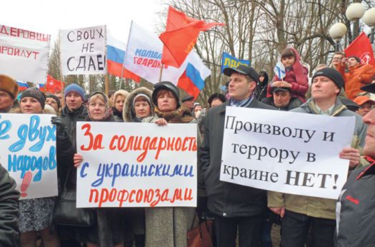 Россияне по всей стране устраивают митинги и пикеты в поддержку украинцев