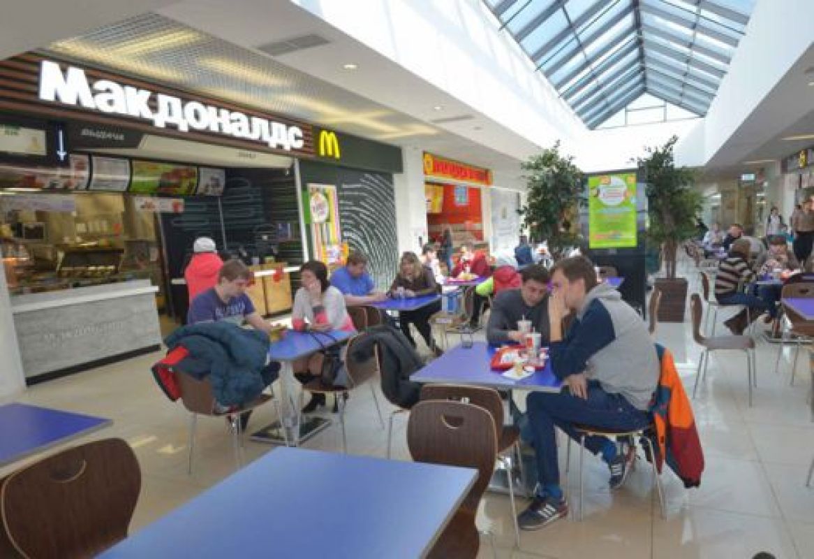 Большинство клиентов «Макдоналдса» и не догадываются о том, какие баталии разворачиваются вокруг их любимого ресторана