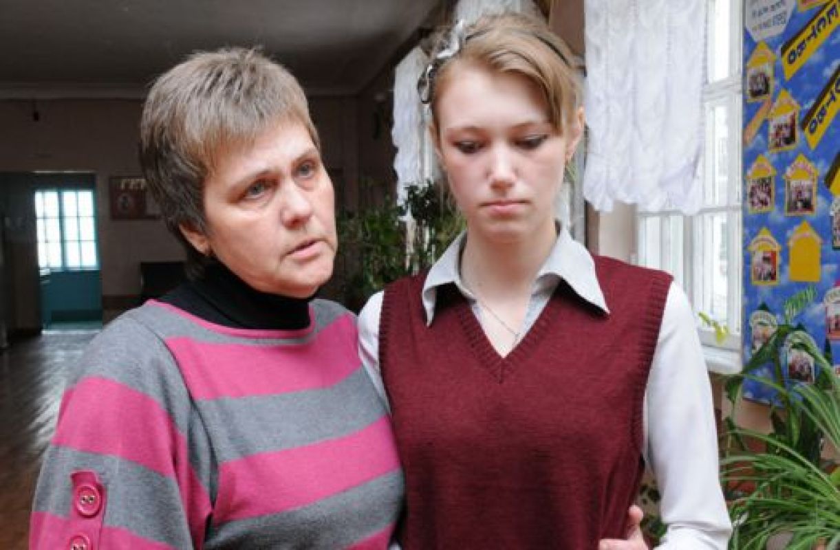 Пока Таня живёт у классного руководителя Веры Петровны, 
которая старается не оставлять старшеклассницу одну