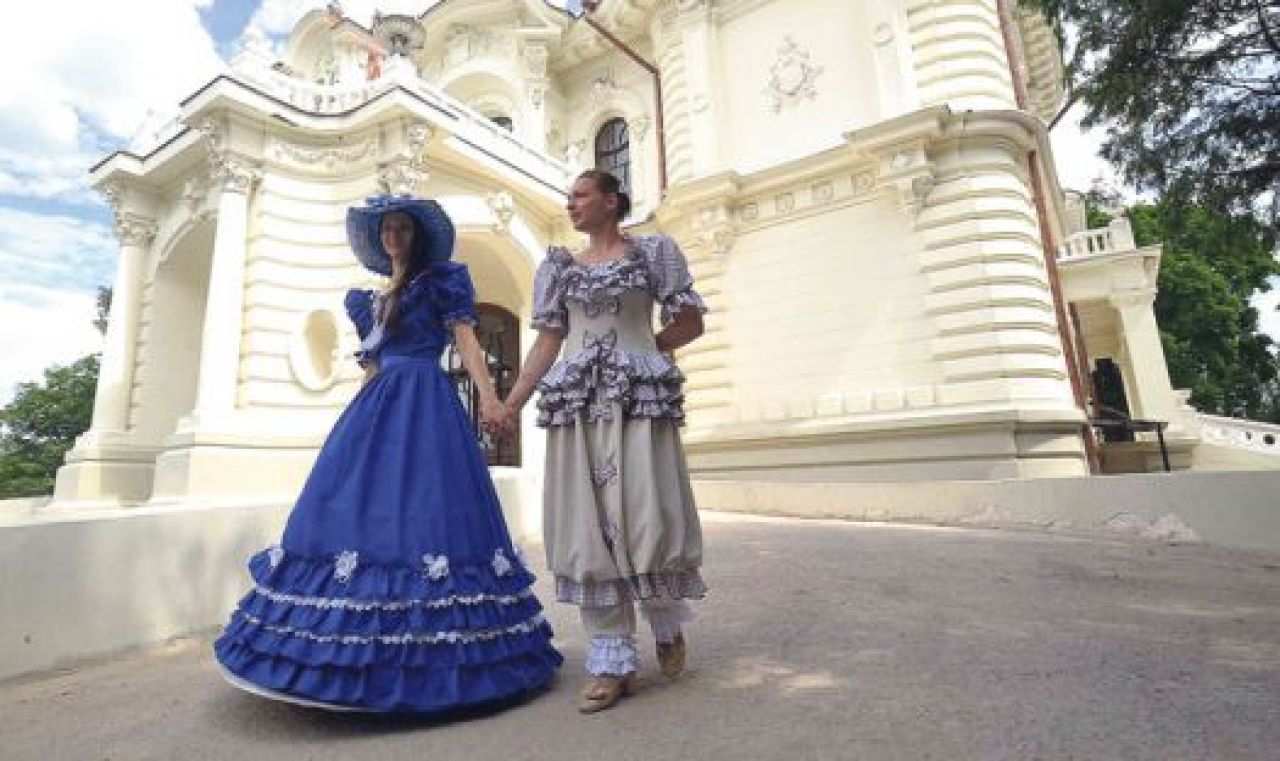 И снова по дорожкам сада у дворца Асеева прогуливаются дамы со своими компаньонками