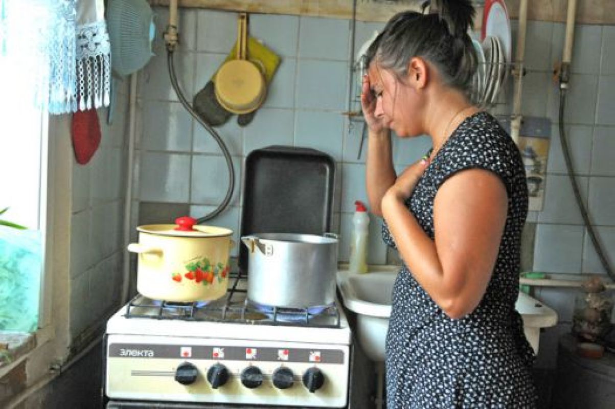 Пока коммунальщики выясняют откуда взялся долг, тамбовчане греют воду в кастрюлях