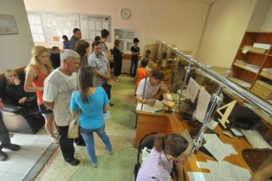 Беженцы стоят в очередях в миграционной службе часами
