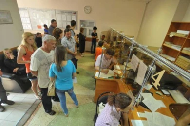 Беженцы стоят в очередях в миграционной службе часами