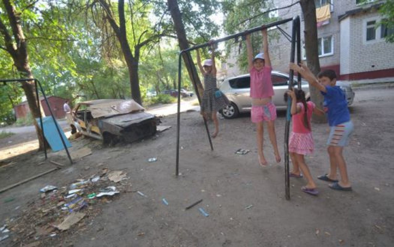 Большинство тамбовской ребятни играет во дворах, больше похожих на помойки