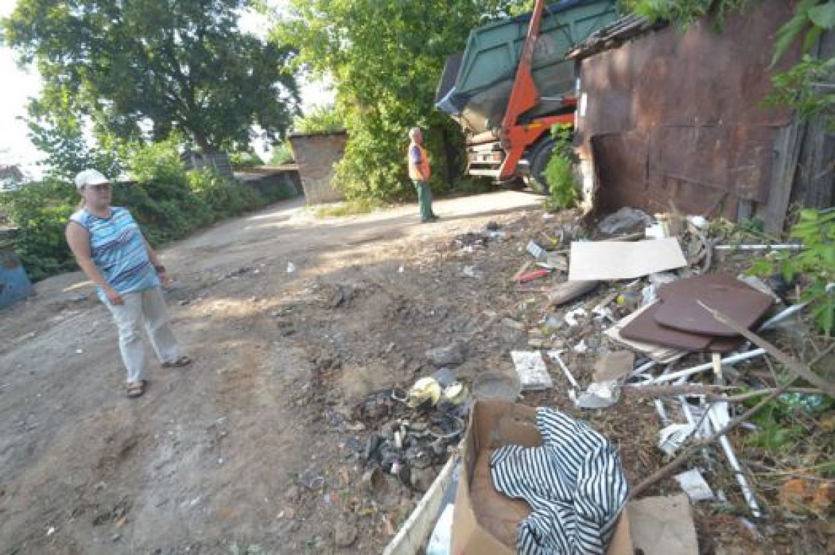 Когда таинственный нарушитель увозил выброшенные лампы, несколько штук он всё-таки забыл. Они так и лежат у мусорки