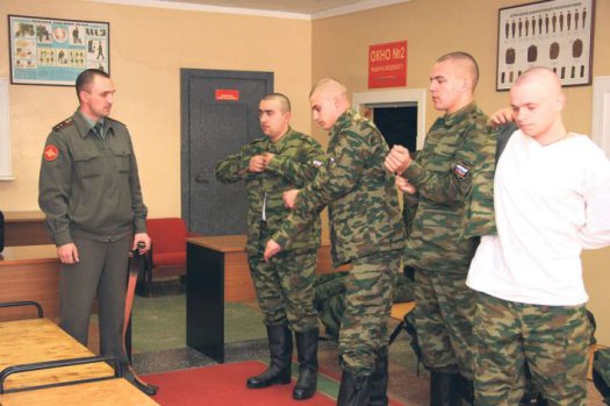 Теперь призывники смогут выбирать: отслужить один год срочником
или два года по контракту, что значительно улучшает условия службы