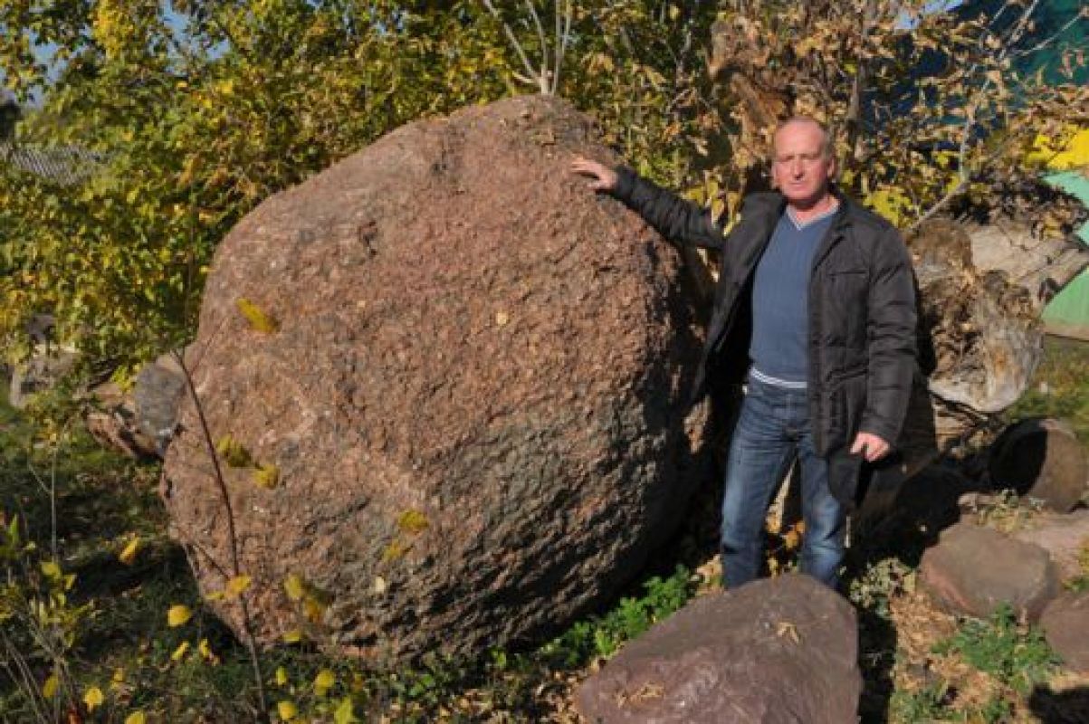Для того чтобы перевезти Большой камень к себе на участок, Ивану Аньшакову понадобилось 3 дня и 19 тысяч рублей