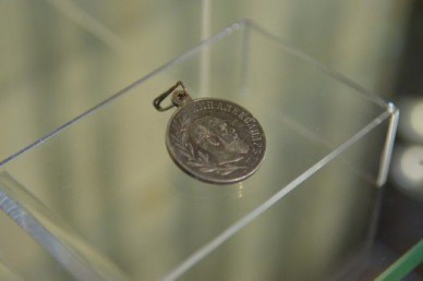 Найденное во время земляных работ серебро разместили в качестве экспонатов в Асе...