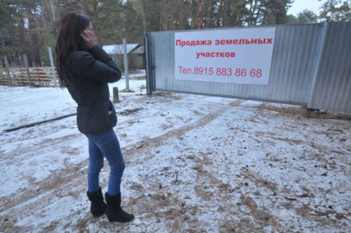 На заборе вокруг лагеря весит объявление о продаже земли, вот только дозвониться по номеру крайне сложно