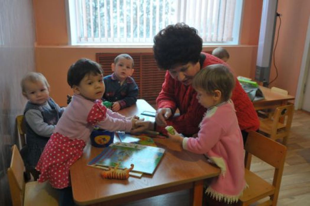 Дети из детского дома встречают Галину Николаевну как родную бабушку