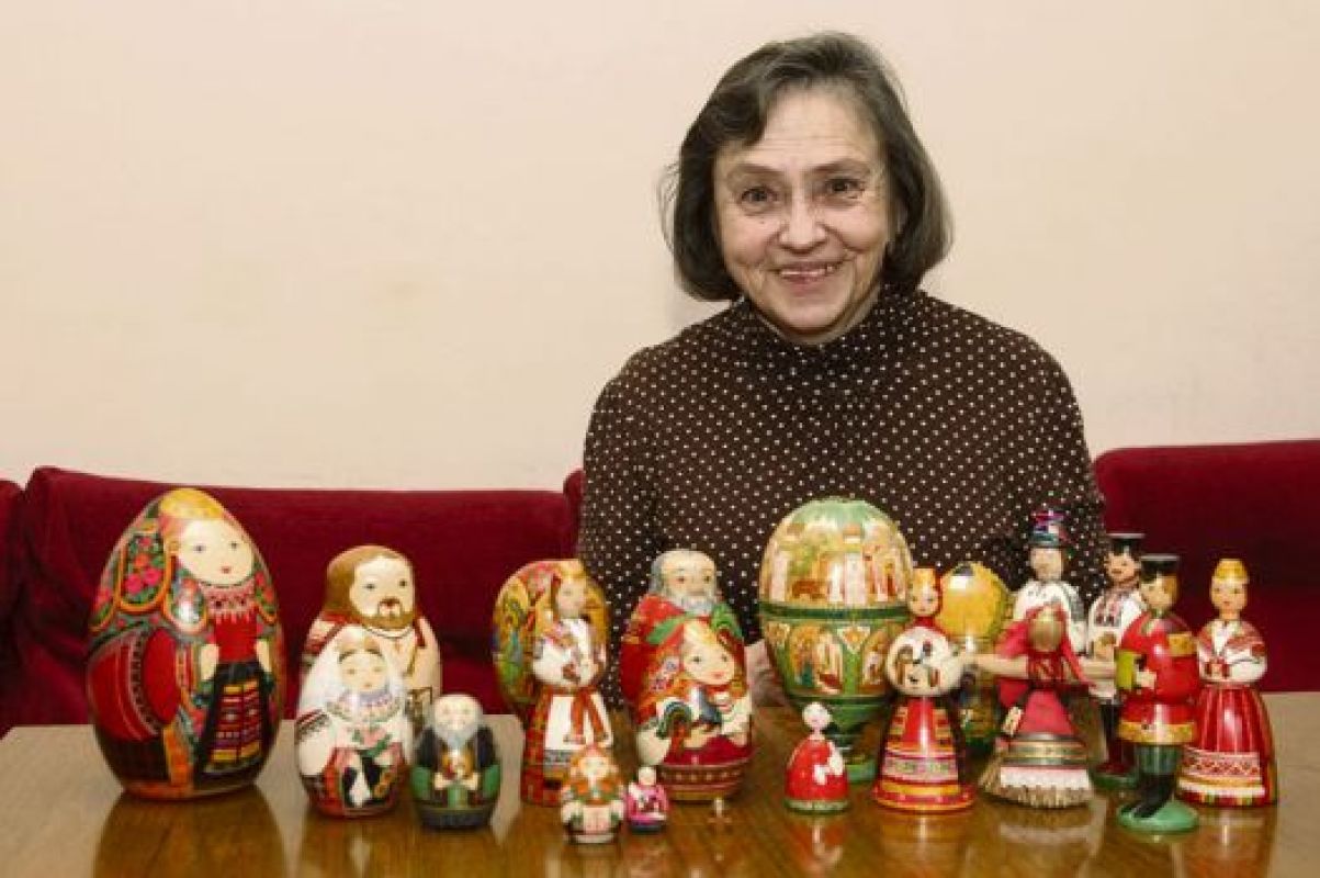 Елена Геннадьевна утверждает, что за свою долгую творческую жизнь не сделала 
двух одинаковых матрёшек