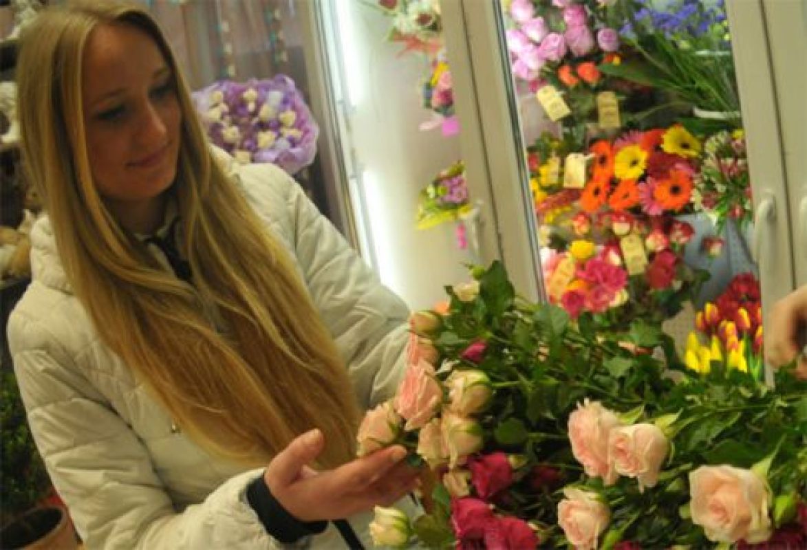 Как в праздник обойтись без цветов? Поэтому, несмотря на кусающиеся цены, их всё равно покупают