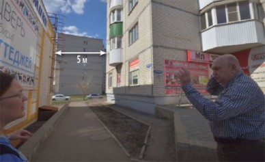 А из нашего окна стена серая видна