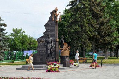 В Тамбове открыли памятник композиторам Шатрову и Агапкину