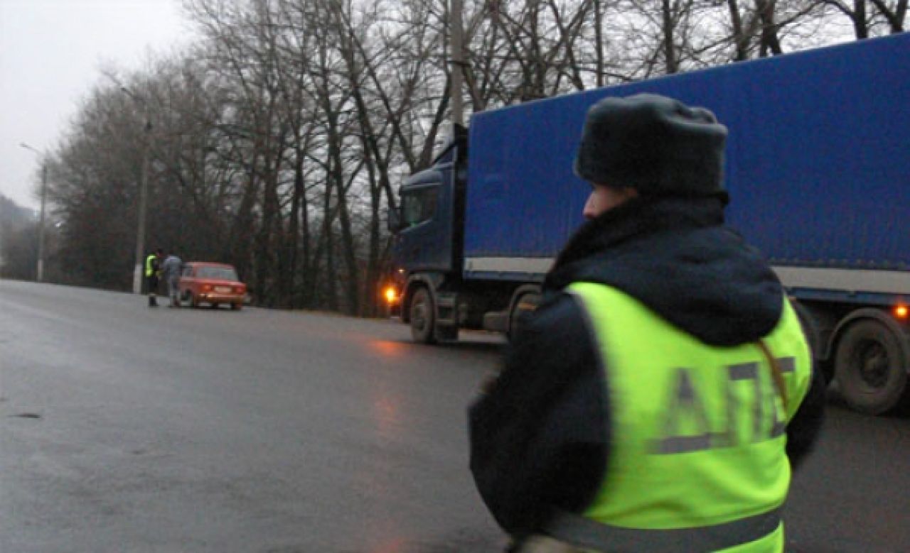 По Тамбовом полицейские всю ночь охраняли перевернувшуюся фуру с пивом