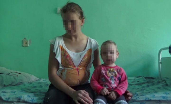 в омской области девушка зарезала отца. отчим маленькая девочка. насилие маленьких деток. детдом девочки. отчим и несовершеннолетняя падчерица.