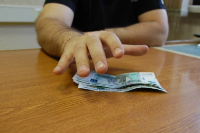 Тамбовского преподавателя поймали на взятке в 150 тысяч рублей
