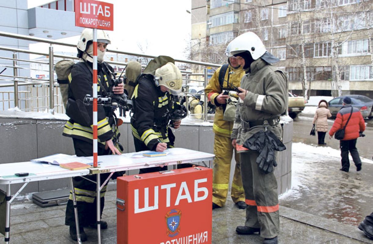 У торгового центра развернули штаб