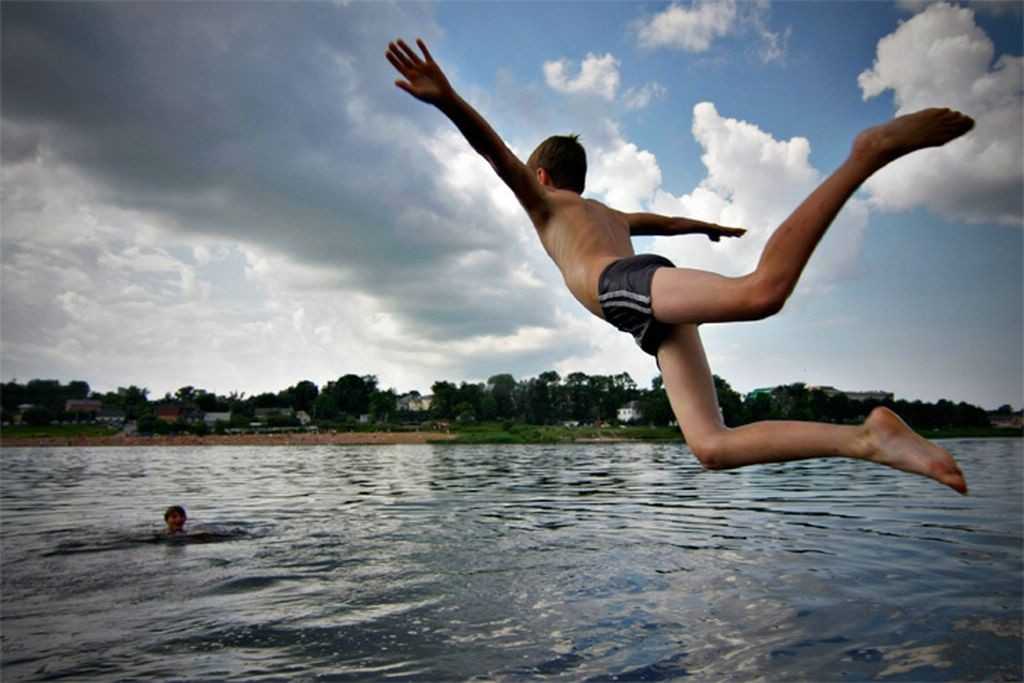 Человек купается в реке. Мальчик прыгает в воду. Ныряют в речку. Прыжки в воду. Человек ныряет.