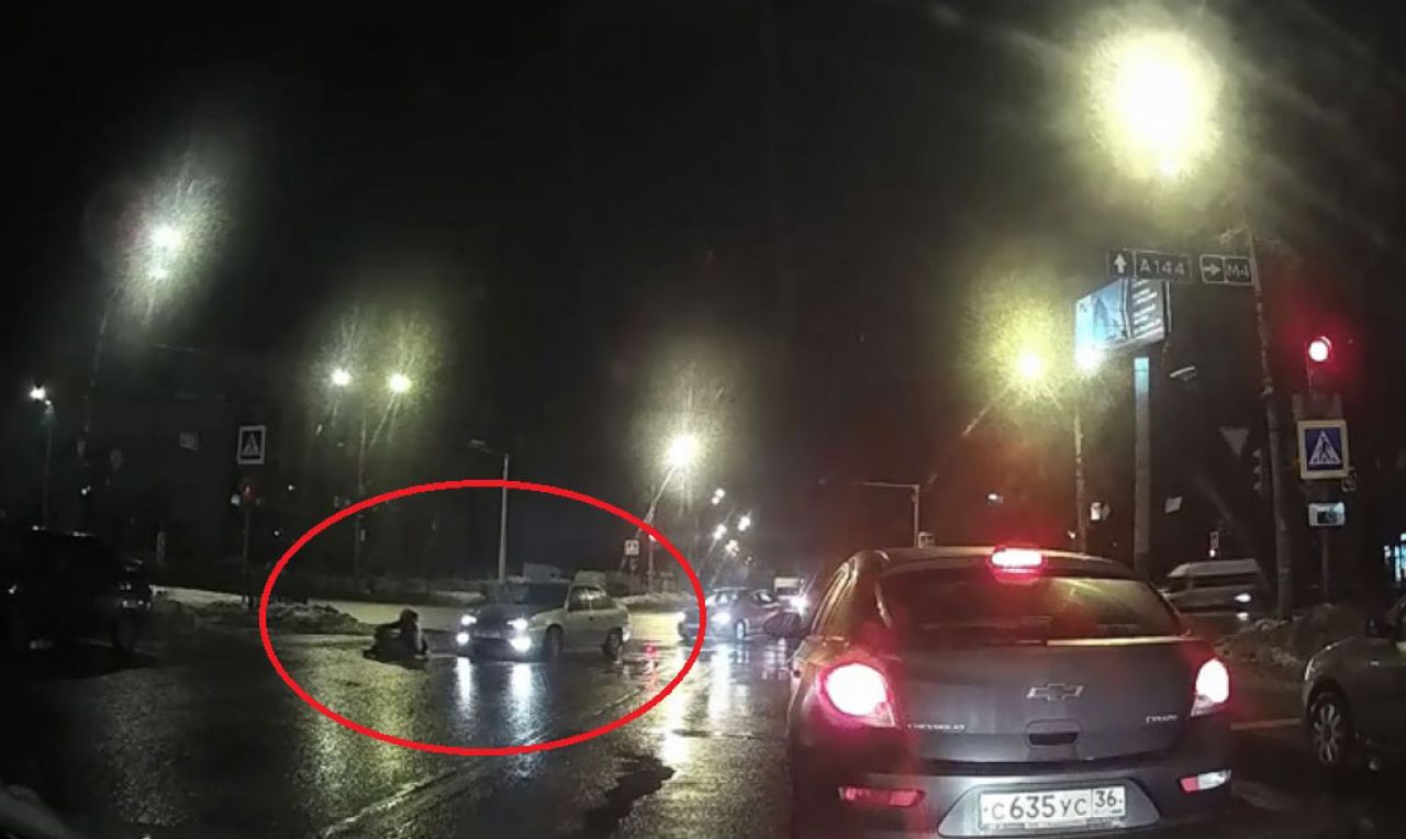 Соловьев перебегал улицу на красный свет светофора водитель пытаясь избежать наезда резко