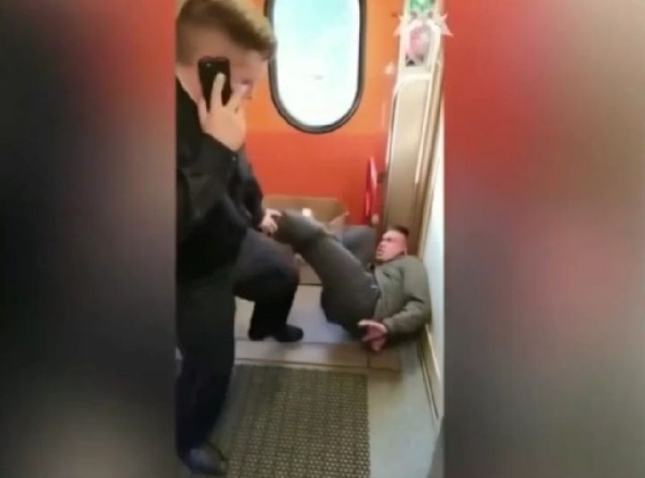 Дебошир в самолете. Полицейские избивают в новосибирске. Дебоширы видео. Дебошир в самолете. Задержание на станции метро пролетарская.