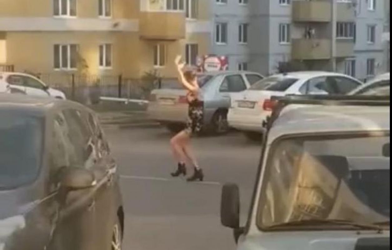 Видео около. Парень танцует на дороге. Голая на проезжей части. Парень в Новосибирске танцует на улицах. Женщина танцует на светофоре.