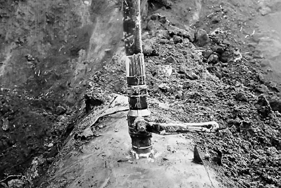 Несанкционированная врезка в нефтепровод. Кража из нефтепровода. Воруют солярку с нефтепровода. Воровство нефти из нефтепровода. Незаконная врезка в нефтепровод.