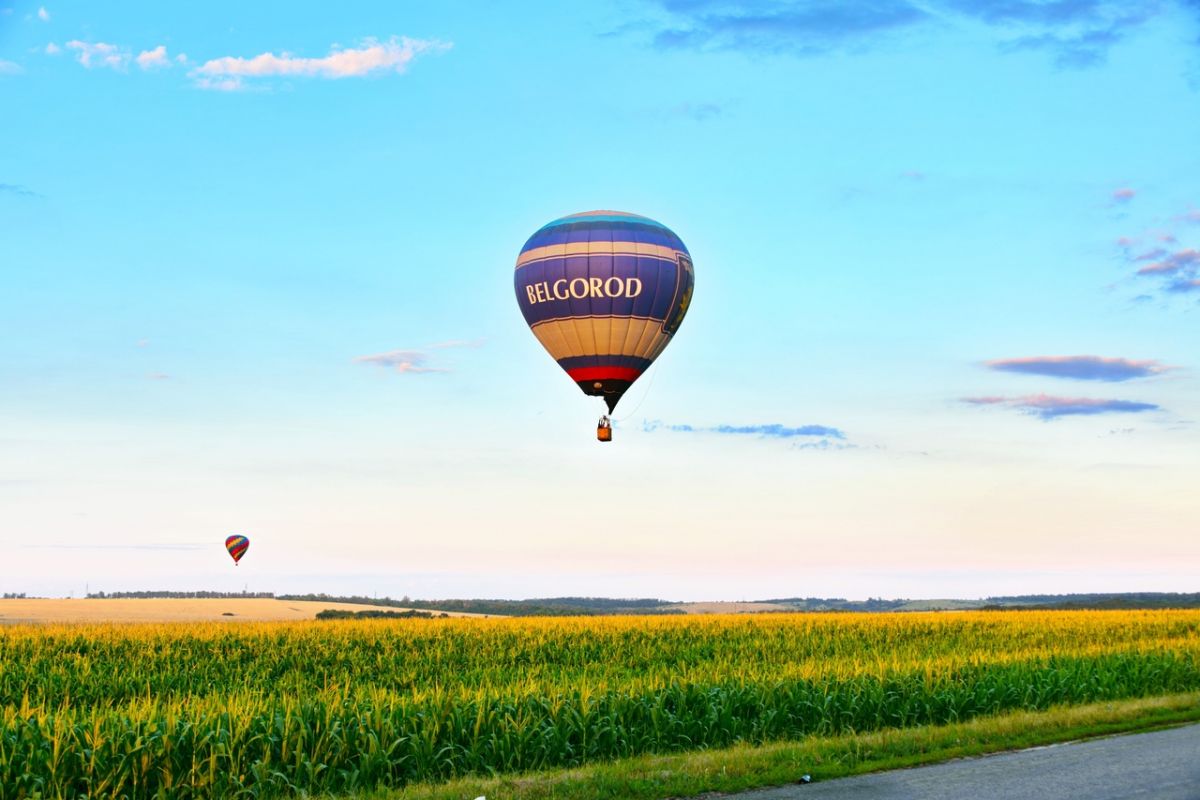 Белгородцы увидят показательные прыжки парашютистов и парад воздушных шаров
