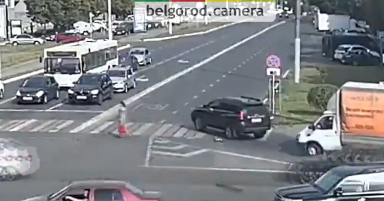 В Белгороде женщина разругалась&nbsp;с водителем и полицейскими на проезжей части
