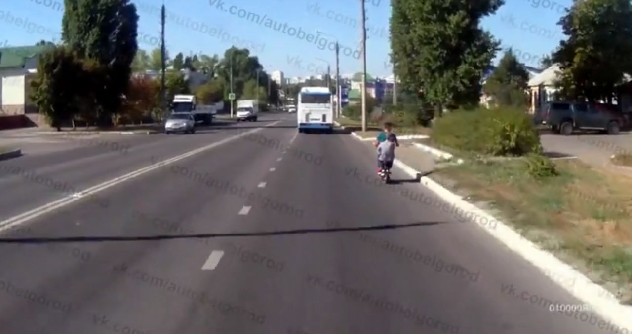 В Белгороде водитель самоката устроил опасную поездку по дороге
